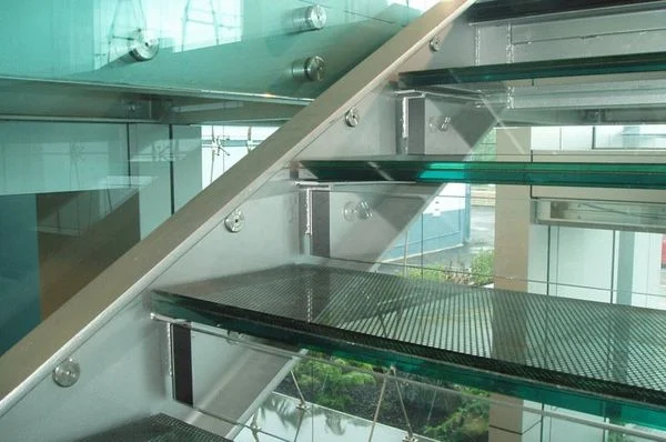 Bật mí nhanh 7 bước trong quy trình sản xuất kính dán an toàn