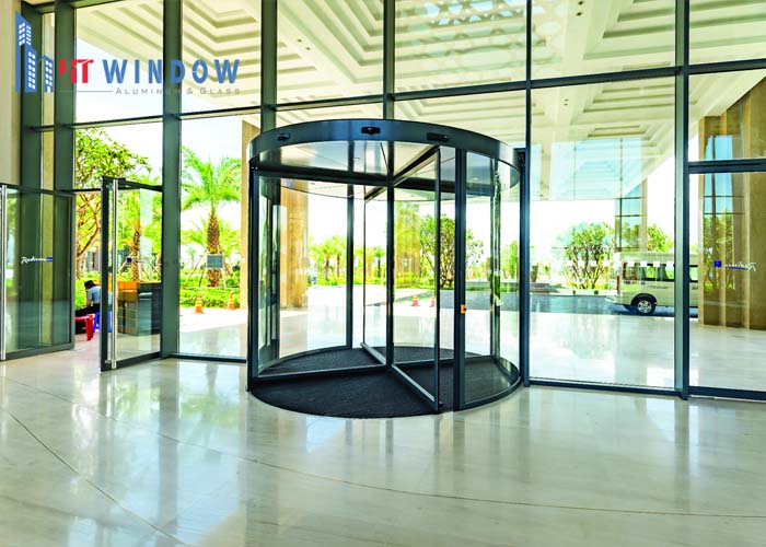 Cửa kính khách sạn là loại cửa được làm từ kính cường lực hoặc kính dán an toàn