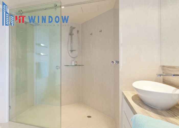 Với thiết kế trong suốt hoặc mờ nhẹ, kính cường lực giúp không gian thêm rộng rãi