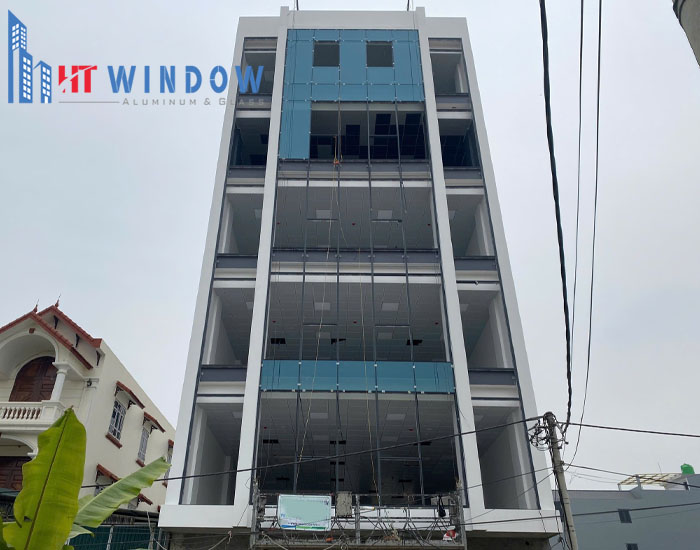 Bắt đầu tiến hành lắp đặt kính