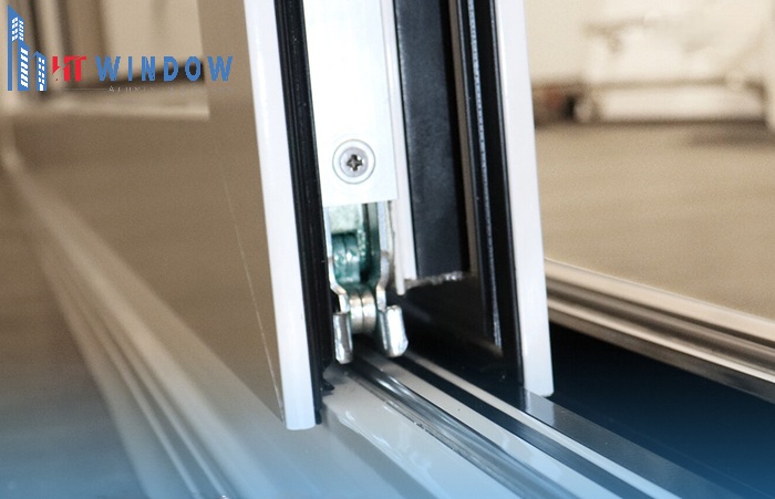 Bụi bẩn trong ray trượt là nguyên nhân khiến cửa nhôm kéo bị kẹt