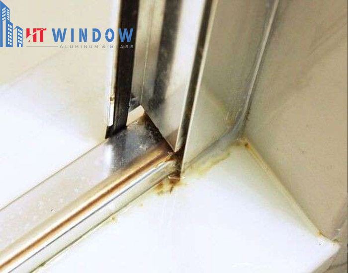 Tác động từ môi trường khiến cửa nhôm bị ố vàng