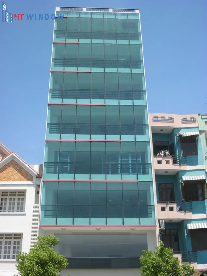 Vách kính được kỹ thuật viên lắp đặt hoàn thiện