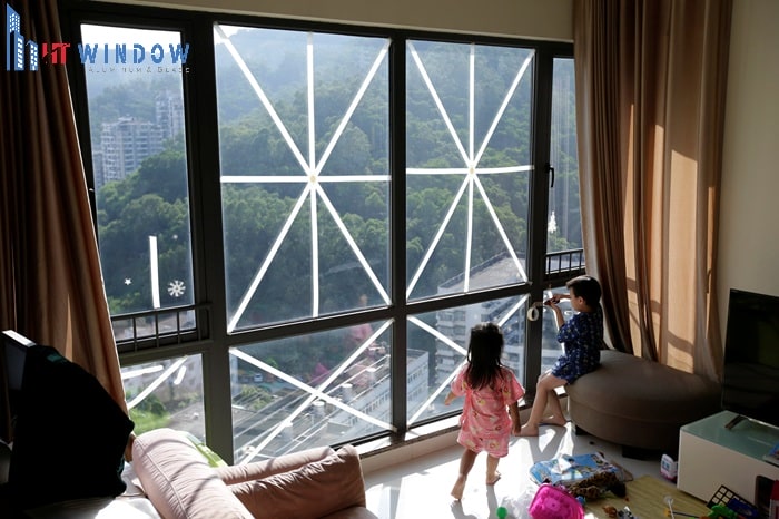 Sử dụng băng keo dán kính chống bão