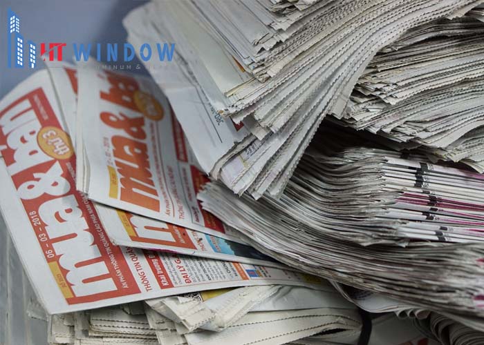 Làm sạch cửa nhôm bị ố vàng bằng tờ báo cũ