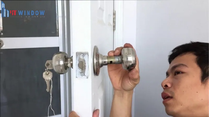Dùng lâu ngày, các vít cố định giữ tay nắm vào cửa bị lỏng hoặc tuột hẳn