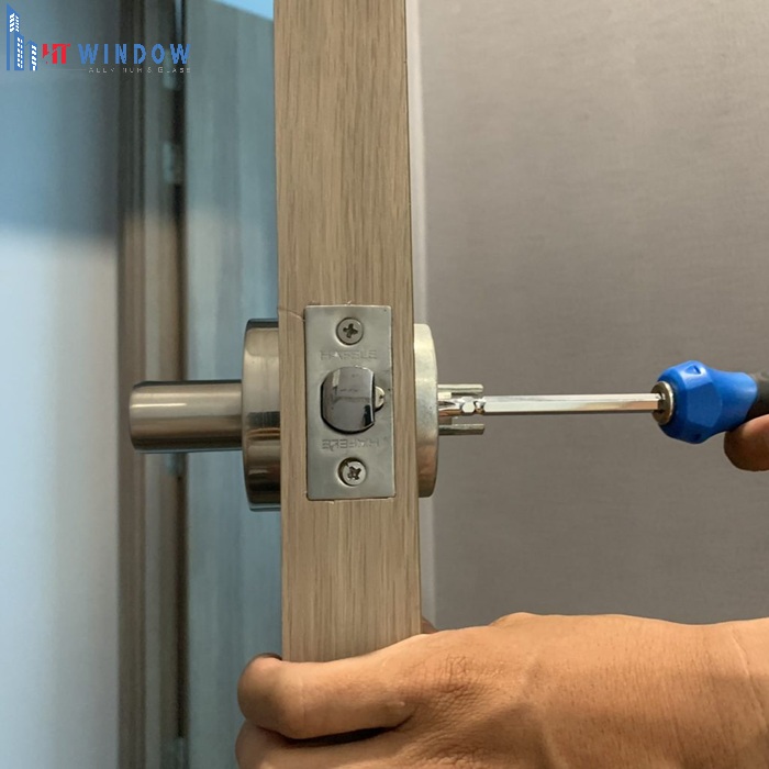 Bạn hãy xác định vị trí các vít rồi siết chặt các vít bằng tua vít
