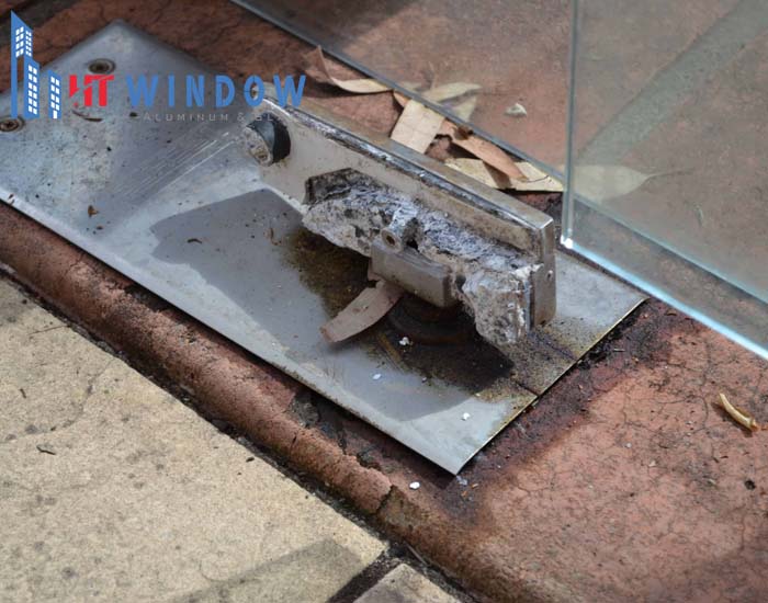 Lỗi phụ kiện có thể ảnh hưởng tới độ kín khít của cửa kính