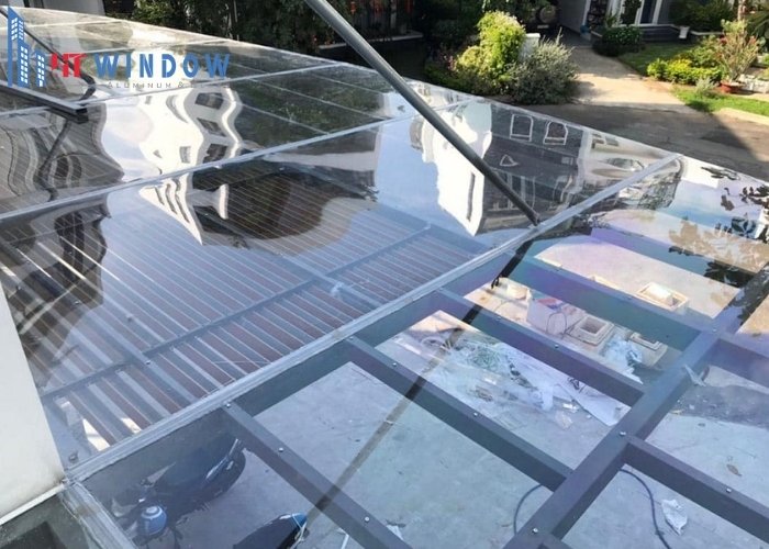 Lựa chọn tấm polycarbonate hay kính cường lực đều phụ thuộc vào nhu cầu sử dụng của bạn