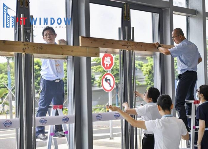 Dùng thang gỗ để chắn cố định cửa kính