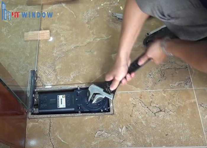 Cách chỉnh bản lề cửa kính cường lực giúp cửa vận hành êm ái
