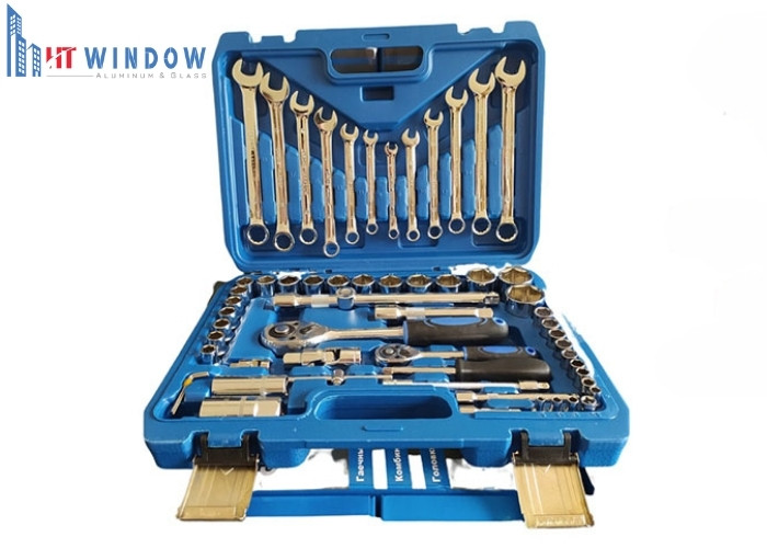Việc chuẩn bị đầy đủ dụng cụ giúp quá trình chỉnh bản lề cửa kính cường lực diễn ra an toàn