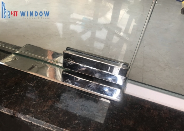 Nếu cửa phát ra tiếng khi đóng mở hãy nhỏ một lượng dầu bôi trơn lên các mấu và trục bản lề