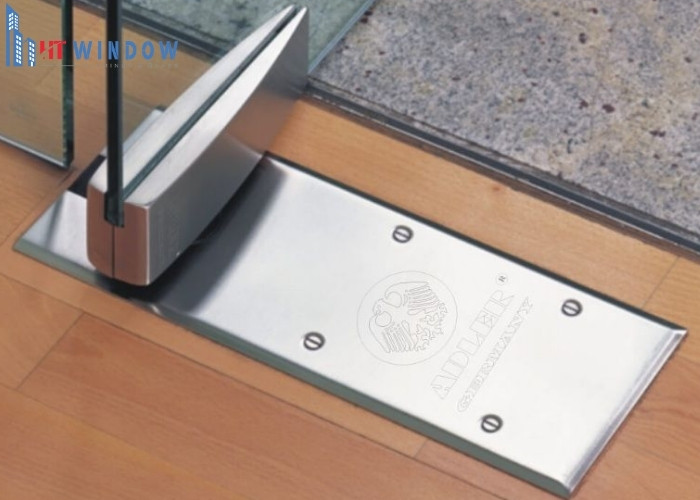 Việc chỉnh lại bản lề cửa kính cường lực giúp cửa hoạt động ổn định và bền bỉ theo thời gian