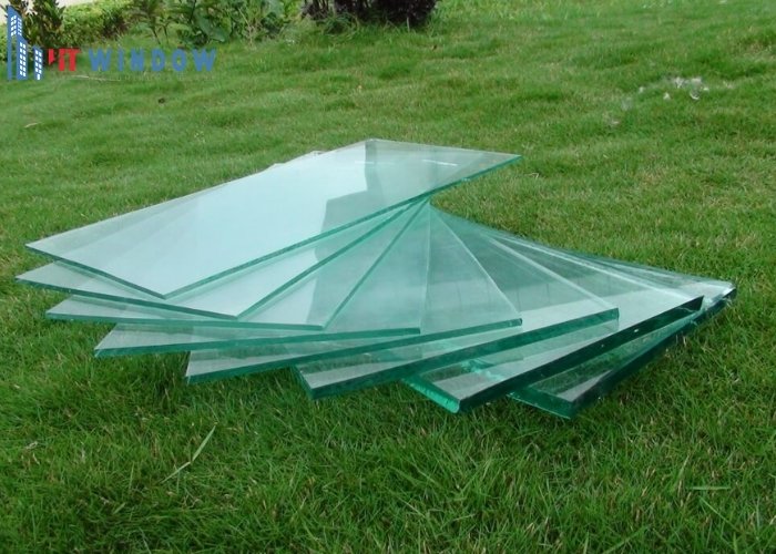 Kính thường được sản xuất bằng phương pháp rót thủy tinh nóng chảy lên bể thiếc nóng chảy