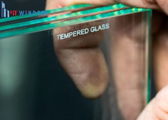 Tem này thường ghi rõ tên nhà sản xuất và ký hiệu "Tempered Glass"