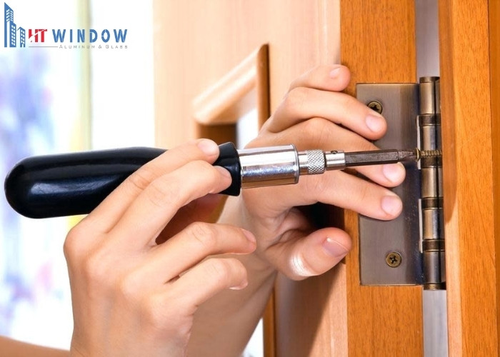 Hướng dẫn cách tra dầu vào bản lề cửa giúp đơn giản tại nhà