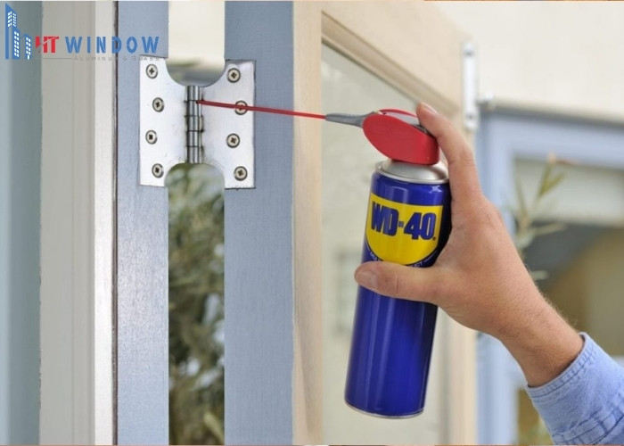 Sử dụng dầu bôi trơn dạng lỏng hoặc bình xịt có vòi phun hẹp