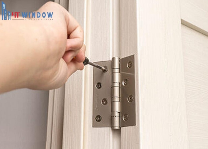 Tháo chốt bản lề an toàn bằng dùi tâm/tua vít cũ và búa