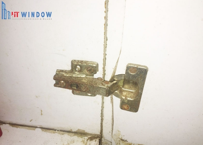 Khi bản lề bị rỉ sét việc tra dầu sẽ khó khăn hơn