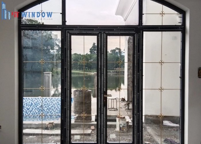 Cửa nhôm cầu cách nhiệt thường sử dụng kính hộp gồm 2 hoặc 3 lớp kính cường lực ghép lại với nhau