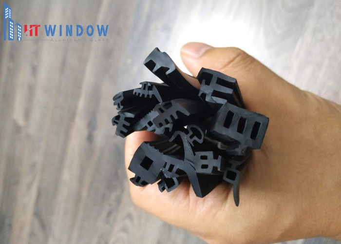 Gioăng EPDM được lắp đặt tại các vị trí tiếp xúc giữa kính với nhôm và giữa cánh cửa với khuôn bao