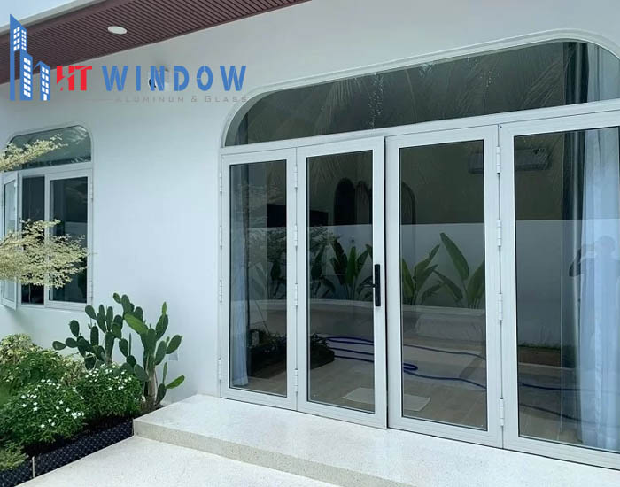 Thiết kế đơn giản nên cửa dễ lau chùi và vệ sinh
