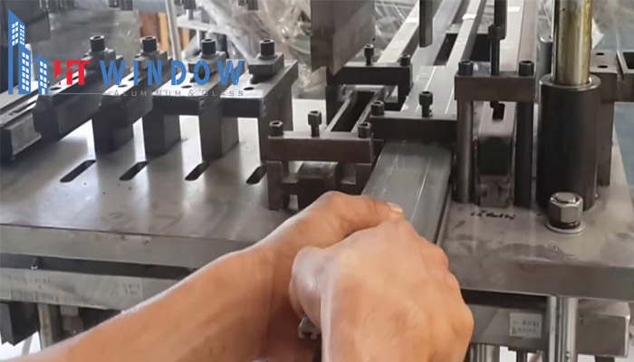 Quy trình ép góc cửa nhôm Xingfa được thực hiện theo nhiều bước