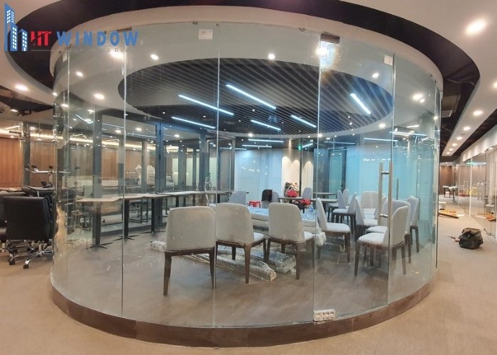 Vách kính mặt dựng cong tạo ra một bề mặt lượn sóng mềm mại, uyển chuyển, phù hợp với các tòa nhà văn phòng