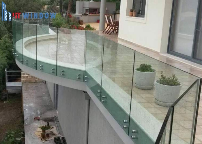 Lan can kính cong ban công mang lại vẻ đẹp hiện đại cho ngôi nhà