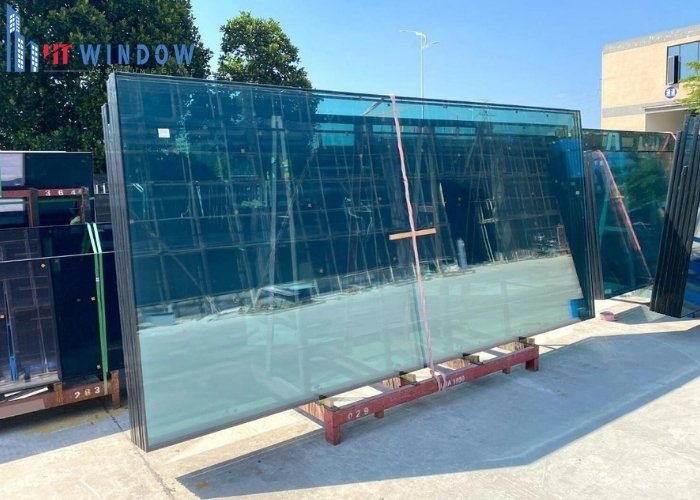 Kính Low-E có lớp phủ kim loại siêu mỏng, giúp kiểm soát tốc độ phát xạ nhiệt