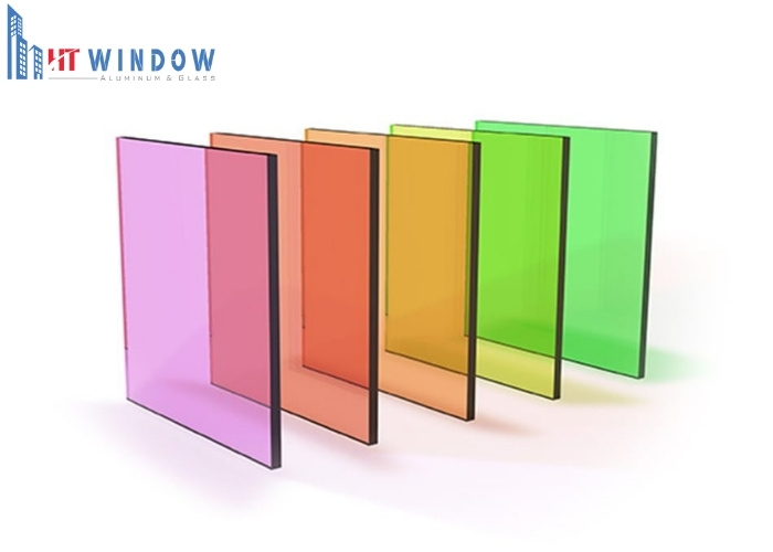 Giá kính màu trang trí dao động từ 700.000 đến 1.350.000 vnđ/m² tùy độ dày