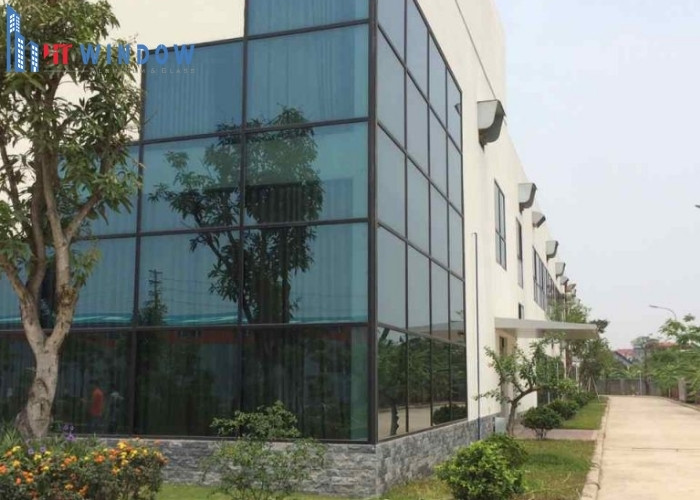 Việc sử dụng vách mặt dựng trong trường học mang lại không gian học tập mở