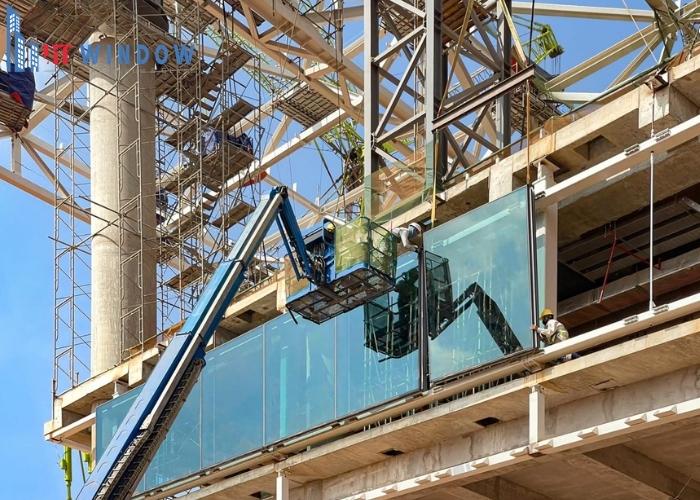 Thi công vách kính mặt dựng ở cả 3 cánh nhà ga sân bay