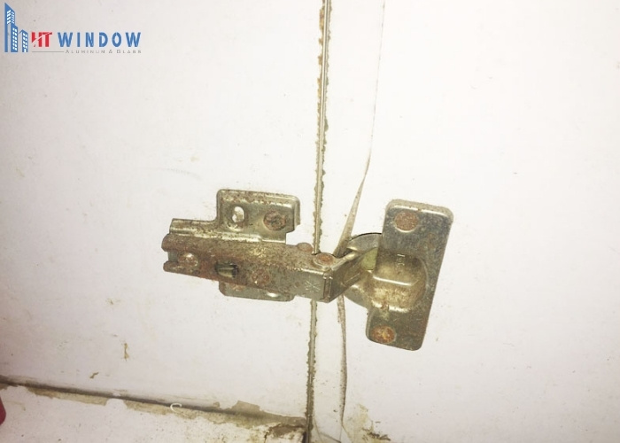 Bản lề bị rỉ sét hoặc ăn mòn là nguyên nhân dẫn đến tình trạng cửa bị kêu