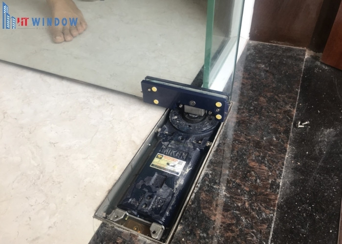 Cửa phát ra tiếng kêu hoặc bị cứng rít khi vận hành là dấu hiệu cho thấy cửa đang gặp vấn đề