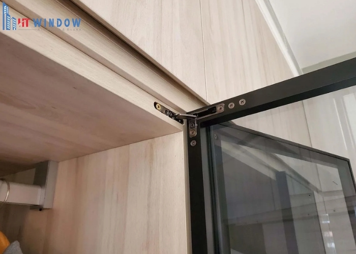 Hướng dẫn cách xử lý bản lề cửa nhôm kính bị kêu hiệu quả