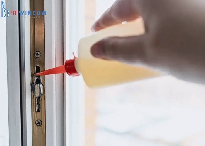 Keo silicone là giải pháp cơ bản để trám các khe hở giữa khung và kính