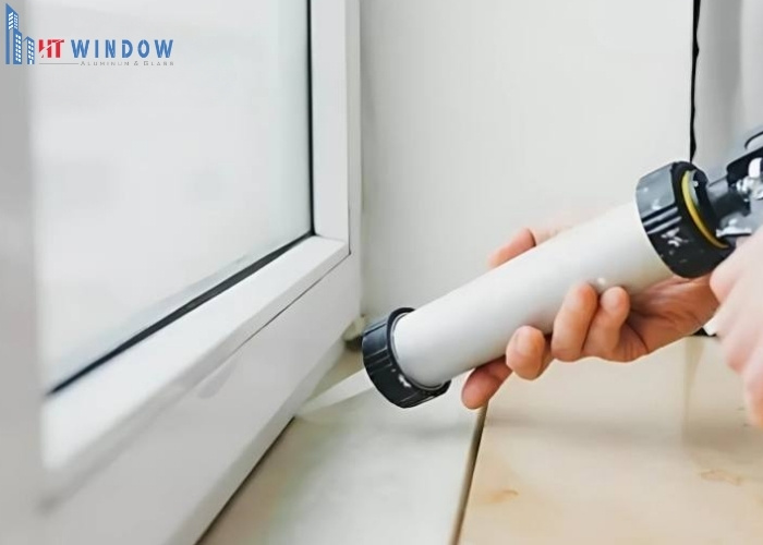 Đảm bảo keo, gioăng hay vữa chống thấm co giãn theo nhiệt độ và chuyển động của khung cửa