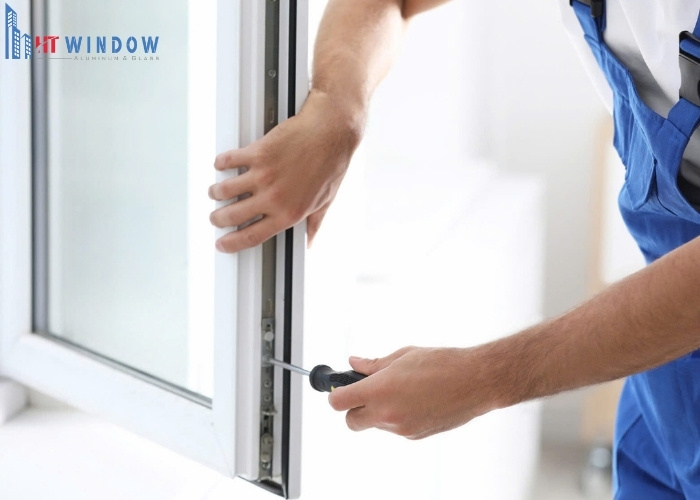 Bôi trơn và điều chỉnh phụ kiện kim khí cho cửa sổ