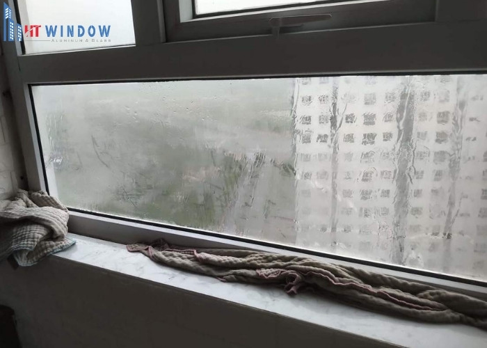 Các khe hở giữa khung cửa và tường, mối nối không kín là lối nước mưa dễ xâm nhập