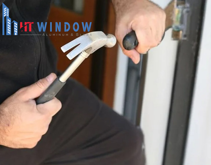 Tránh dùng lực quá mạnh khi mở khoá cửa kính nhôm