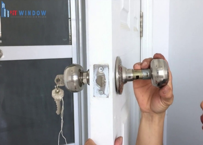 Các tác động vật lý mạnh có thể làm thân khóa cửa nhôm hoặc tay nắm bị dịch chuyển, cong vênh