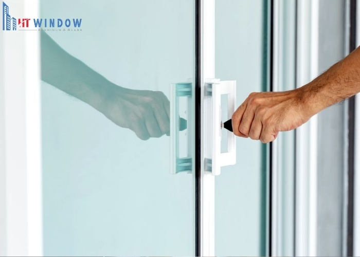 Cần lưu ý để sử dụng khóa cửa nhôm kính bền và không bị kẹt