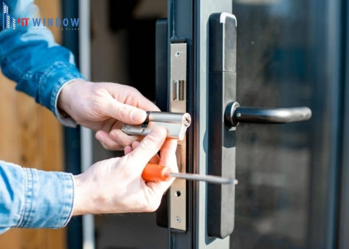 Chốt khóa bị cong do ma sát hoặc va đập, bạn có thể tháo rời thân khóa và dùng kìm để nắn lại