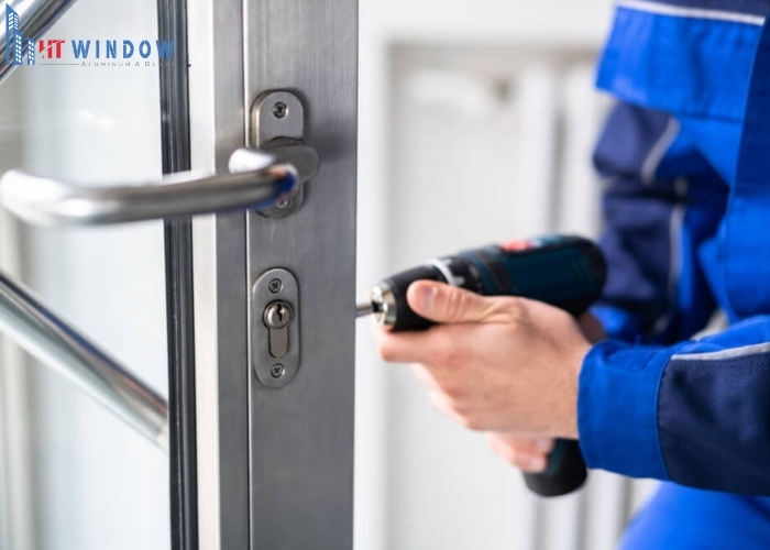 Cách sửa khóa cửa nhôm kính bị kẹt hiệu quả và an toàn