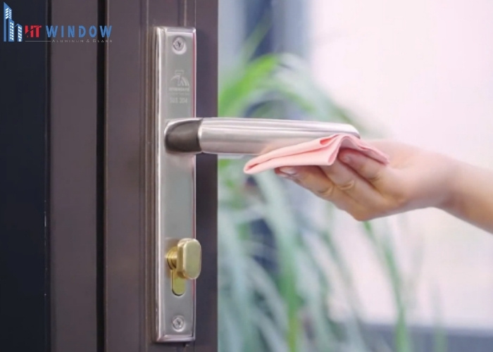 Vệ sinh ổ khóa và phần thân khóa để tránh kẹt cửa do bụi bẩn