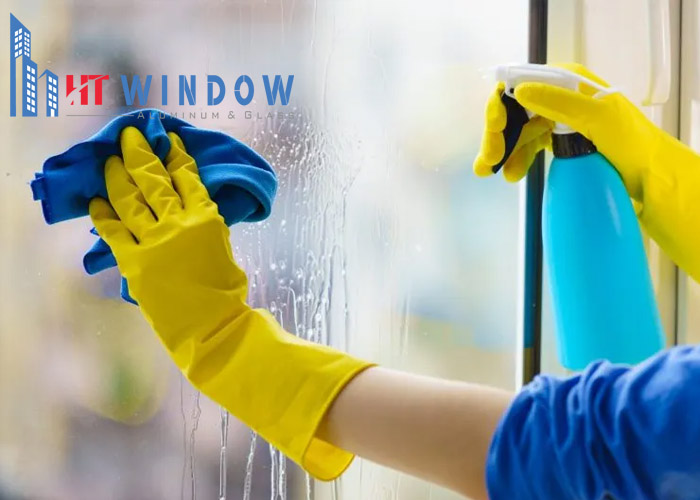 Vệ sinh bề mặt kính và profile nhôm để giúp cửa luôn sáng bóng