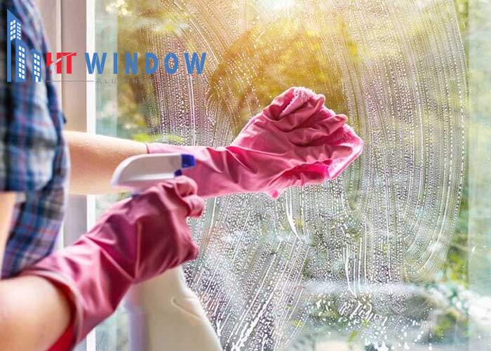 Tránh dùng các loại hóa chất mạnh để vệ sinh cửa