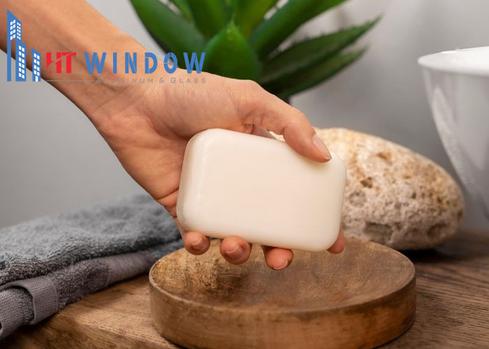 Sử dụng xà bông tắm để xử lý kính bị hấp hơi nước